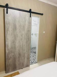 哈博罗内Central Gabs Oasis: 2BR-Retreat的带淋浴的浴室内的推拉式淋浴门