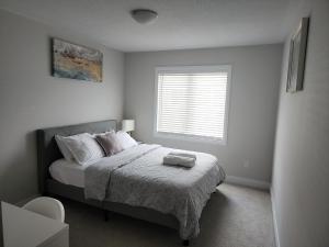 渥太华Dorothy's Place的一间卧室配有一张床,上面有两条毛巾