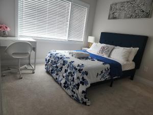 渥太华Dorothy's Place的一间卧室配有一张带蓝色和白色床单的床。