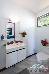 波拉波拉Matira Beach Raitea 2的白色的浴室设有水槽和卫生间。