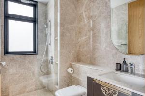新加坡Beautiful 1BR Apartment in Singapore!的浴室配有卫生间、盥洗盆和淋浴。