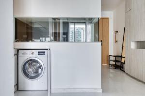 新加坡Beautiful 1BR Apartment in Singapore!的配有洗衣机和烘干机的房间