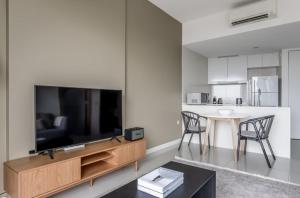新加坡Beautiful 1BR Apartment in Singapore!的客厅配有大电视和桌子