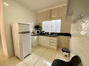 马里利亚Casa no Centro da Cidade/Com ar condicionado的小厨房配有白色冰箱
