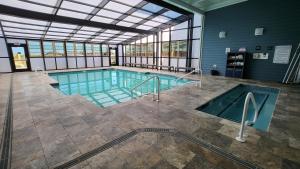 斩魔山马头城海滨华美达广场酒店的大楼内的大型游泳池