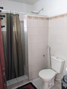 福塔莱萨BH Studio Casa grande em Fortaleza的一间带卫生间和淋浴的浴室