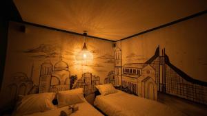 普里什蒂纳Prishtina In & Out的卧室配有两张床,墙上挂有壁画