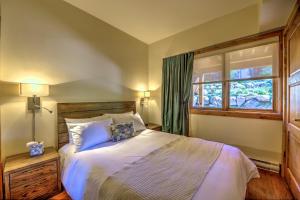 圣多纳特蒙卡尔姆豪华R酒店的一间卧室设有一张大床和一个窗户。