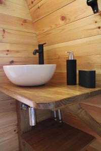 维尼艾什Quinta da Devesa -B2的木制柜台上带白色水槽的浴室
