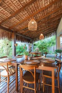 弗洛里亚诺波利斯Casa Mar Campeche的一间带桌椅的用餐室和木制天花板
