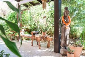 弗洛里亚诺波利斯Casa Mar Campeche的站在花园中的女人的雕像