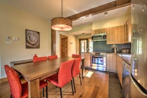 圣多纳特蒙卡尔姆豪华R酒店的厨房配有木桌和红色椅子