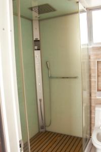 波哥大apt duplex embajada americana corferias agora g12的设有带卫生间的浴室内的淋浴间