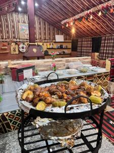 瓦迪拉姆Wadi Rum Trip的烤架上带食物托盘的桌子