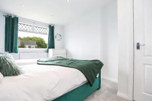 BishopbriggsDoralan的一间卧室配有一张带绿色窗帘的床和窗户。