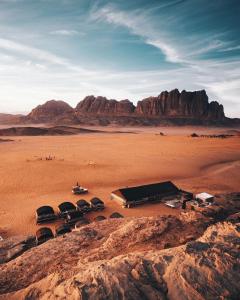 瓦迪拉姆Wadi Rum Trip的一群停在沙漠中的汽车