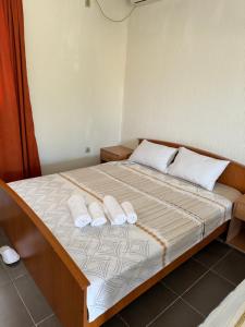 波德戈里察Apartments Airport Golubovci的一间卧室配有一张床,上面有两条毛巾