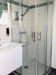 布吕兹Le studio d'Angèle : KIMI的浴室里设有玻璃门淋浴