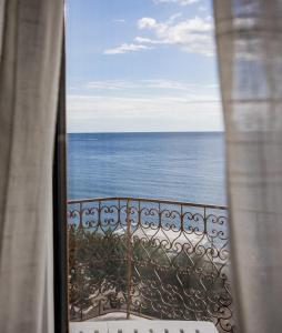 马奥莱Majú Home的从客房的窗户可欣赏到海景