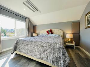 西雅图Green Lake 1st Line Home B with Central Air Conditioners的一间卧室设有一张床和一个大窗户