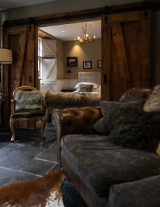 Saint AthansGileston Manor-Self catering的客厅配有沙发和1张床