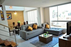 马尼萨莱斯Apartamentos cómodos en Milan zona G的客厅配有两张沙发和一张桌子