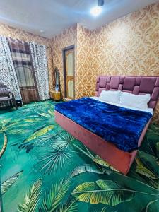斯利那加HOTEL MERLIN PALACE的一间卧室设有一张热带地板的床。