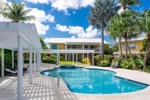 乔治敦Coconut Bay Villas #116的棕榈树屋前的游泳池