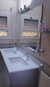 赫尔格达3 bedroom Villa W/ beach access的浴室设有白色水槽和镜子