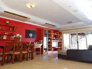 赫尔格达3 bedroom Villa W/ beach access的一间带红色墙壁的客厅和一间餐厅