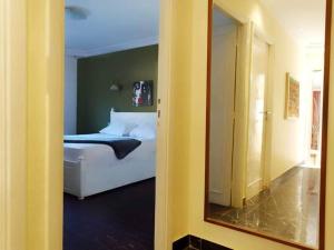 赫尔格达3 bedroom Villa W/ beach access的卧室配有白色的床和镜子