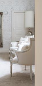 巴里Gileston Manor Luxury B&B的白色卧室配有两张床和一盏灯