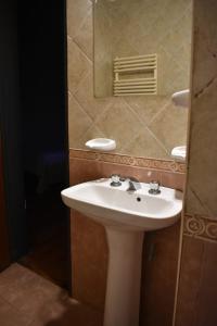 科隆El Colonial的浴室设有白色水槽和镜子