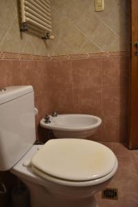 科隆El Colonial的浴室配有白色卫生间和盥洗盆。