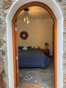 阿约拉港福塔莱萨德哈罗住宿加早餐旅馆的一间卧室设有一张床和一个拱形门廊
