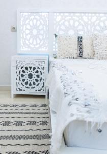 依索安Malak House的白色的卧室设有床和窗户
