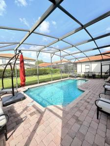 奥兰多Luxry villa 6 miles from Disney的一个带可伸缩屋顶的游泳池