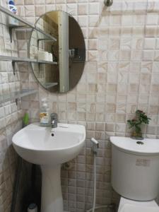独鲁万La Residencia Tacloban的一间带水槽、镜子和卫生间的浴室