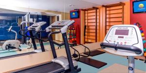 弗朗卡Flat em Franca SP的一间健身房,里面设有数台跑步机和跑步机
