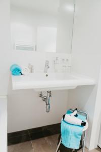 维也纳Home Sweet Apartments | contactless check-in的浴室设有水槽和水槽下的椅子