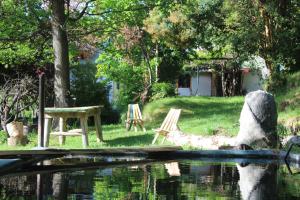 埃博森ChacraKremen的水边的野餐桌和椅子