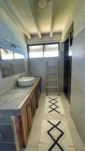 普纳奥亚Villa Te Miti的一间带水槽和镜子的浴室