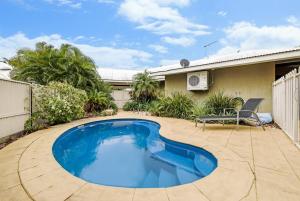 ParapAh Mat Bungalow - Tropical Darwin Stay with Pool的一座房子后院的游泳池