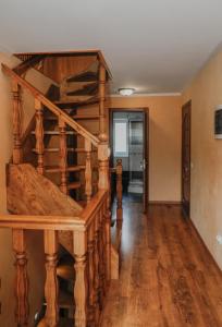 亚列姆切Фенікс的房屋内的一个房间,设有木制螺旋楼梯