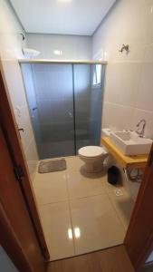 新彼得罗波利斯Alto do morro的带淋浴、卫生间和盥洗盆的浴室