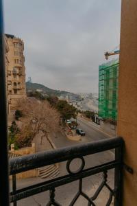 巴库Madinah Hotel的阳台享有城市街道的景致。