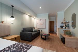 波高尔宾赫密特芝旅舍的一间卧室配有一张床、一张沙发和一张桌子
