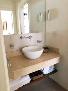 圣卡洛斯-德巴里洛切Catedral Ski & Summer的浴室设有白色水槽和镜子