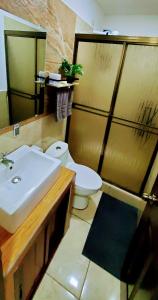 马塔加尔帕Casa Isabella 45的浴室配有白色水槽和卫生间。