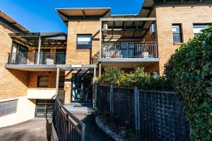 悉尼Funda Place - Leafy Hideout in Northern Beaches的公寓大楼设有阳台和围栏